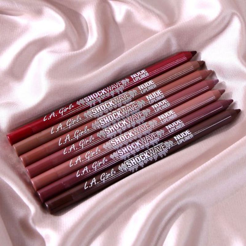 Creamy Rosewood lipliner pencil that glides on smoothly for bold, defined lips, lasting up to 8 hours without smudging.