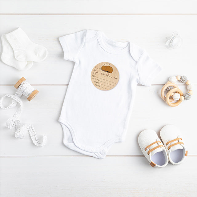 Colorful milestone discs featuring NZ native birds for documenting baby’s growth, made from eco-friendly, reusable fabric.