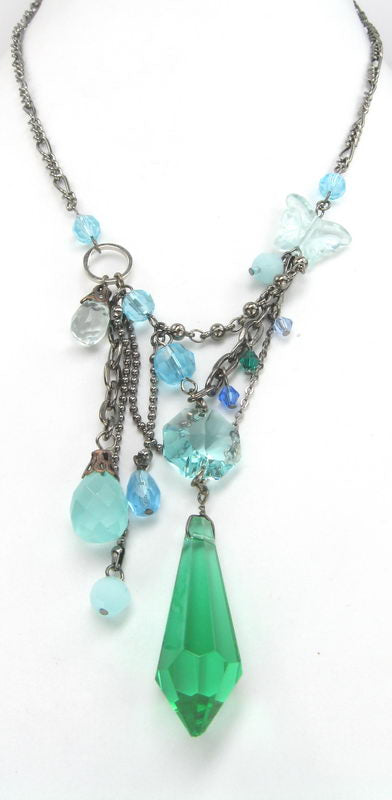 Stunning green bead and crystal necklace, perfect for adding elegance and color to any outfit.