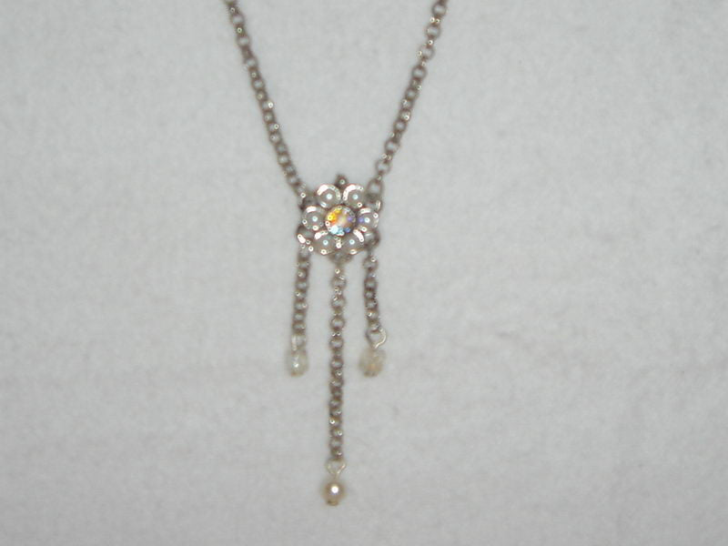 Delicate white pearl necklace with daisy accents and three drops, perfect for enhancing any outfit.