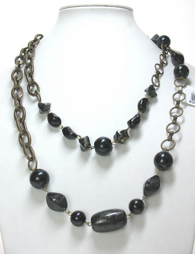 Elegant black resin necklace, a stylish statement piece perfect for any occasion, blending modern design with comfort.