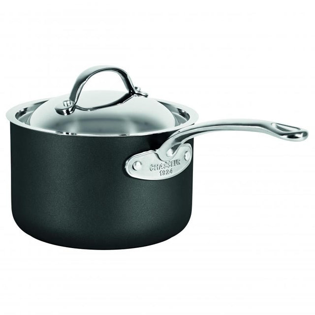 Chasseur Cinq Etoiles 18cm saucepan with lid, featuring non-stick coating, ergonomic handles, and oven safety up to 260°C.