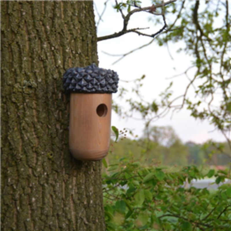 Acorn-shaped bird house made from FSC certified wood, 14 x 25 cm, ideal for nesting and winter refuge for birds.