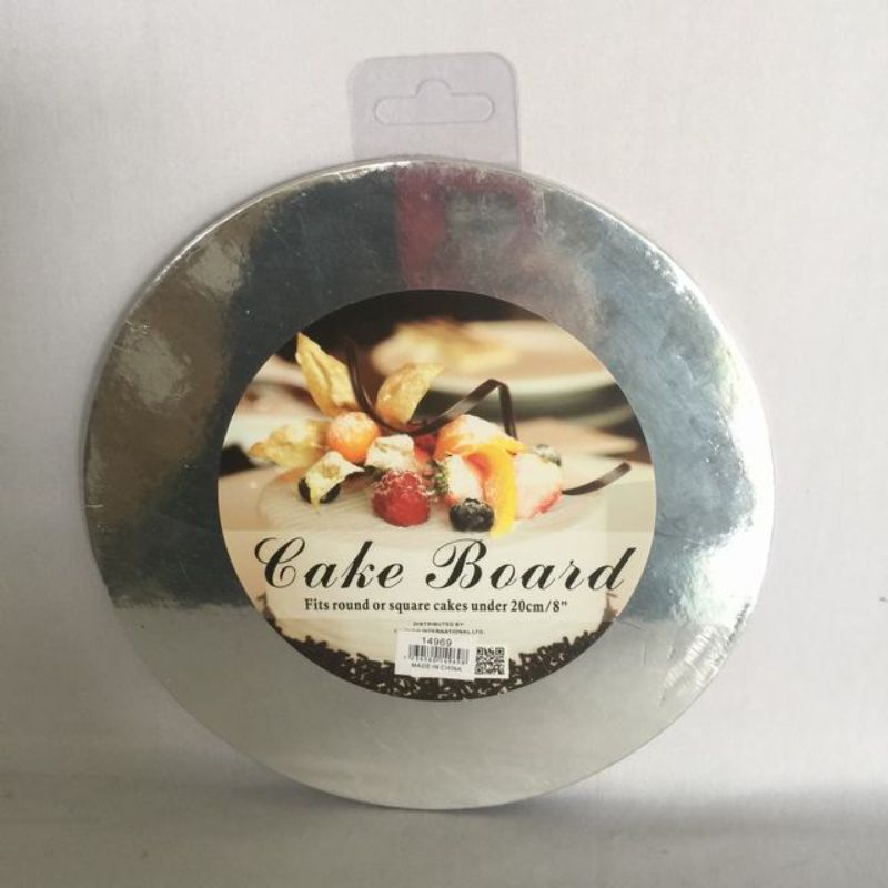 Round silver cake board set (30pcs) measuring 20cm, perfect for elegant cake displays at special occasions.