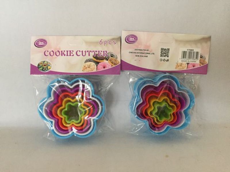 Vibrant cookie cutters in 5 unique designs, perfect for fun baking with family and friends, safe and easy to clean.