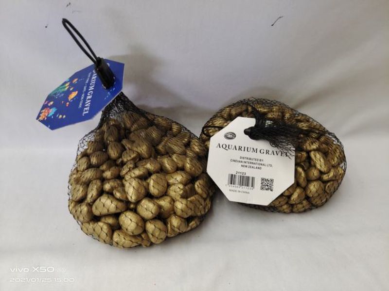 Decorative gold aquarium stones in 700g packs, ideal for enhancing aquascapes in freshwater or saltwater tanks.