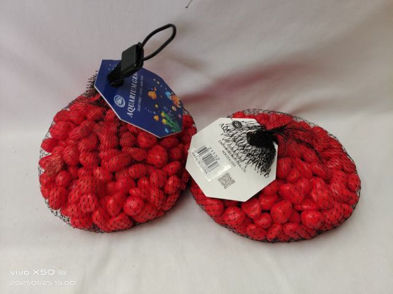 Vibrant red aquarium stones, 700g per pack, enhance aesthetics and health for both freshwater and saltwater tanks.