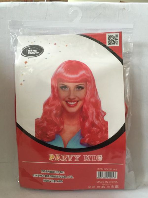 Vibrant long curl red wigs in a set of 5, perfect for parties and costume events, adding glamour to any outfit.