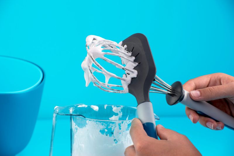 Versatile Tasty Dough Scraper in silicone; ideal for mixing, scraping, and whisk cleaning with a non-stick design and comfortable grip.