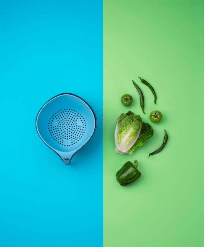 Vibrant Tasty Colander Set featuring a sparkling blue colander and dark blue washing basket for easy food prep and drainage.