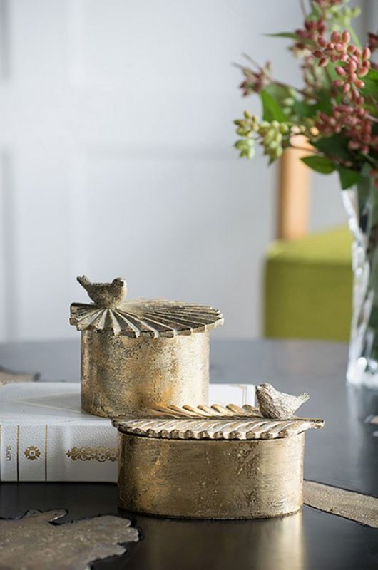 Elegant 13cm oval trinket box in resin featuring a bird on a leaf, ideal for storing jewelry and accessories.