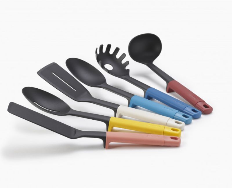 Joseph Joseph Elevate Carousel set featuring six heat-resistant utensils and a rotating stand for efficient kitchen use.