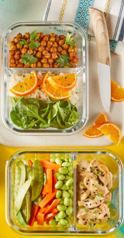 A 980ml divided glass meal prep container with a leak-proof lid, ideal for organized and fresh meal storage.