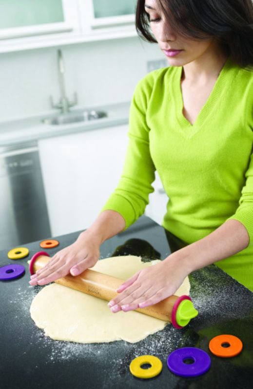 Adjustable beech wood rolling pin with removable rings for precise pastry thicknesses from 2mm to 10mm, ergonomic design.