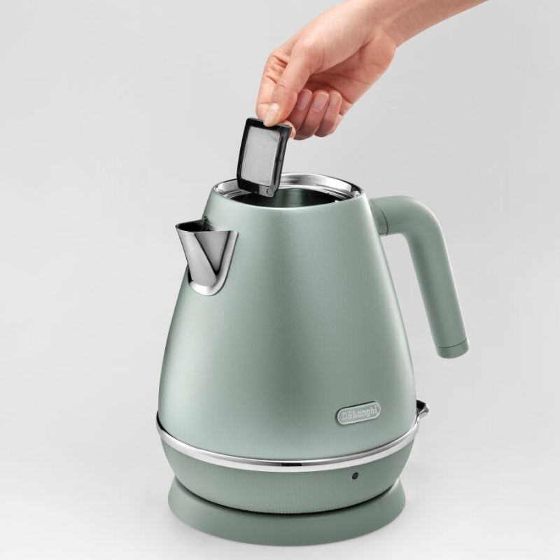 De'Longhi Distinta Perla Kettle in iridescent green, 1.7L capacity, 360° swivel base, and removable limescale filter.