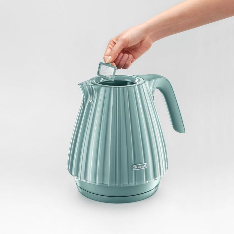 De'Longhi Ballerina Laguna kettle in green, 1.7L capacity, Venetian glass-inspired design, detachable base, and washable filter.