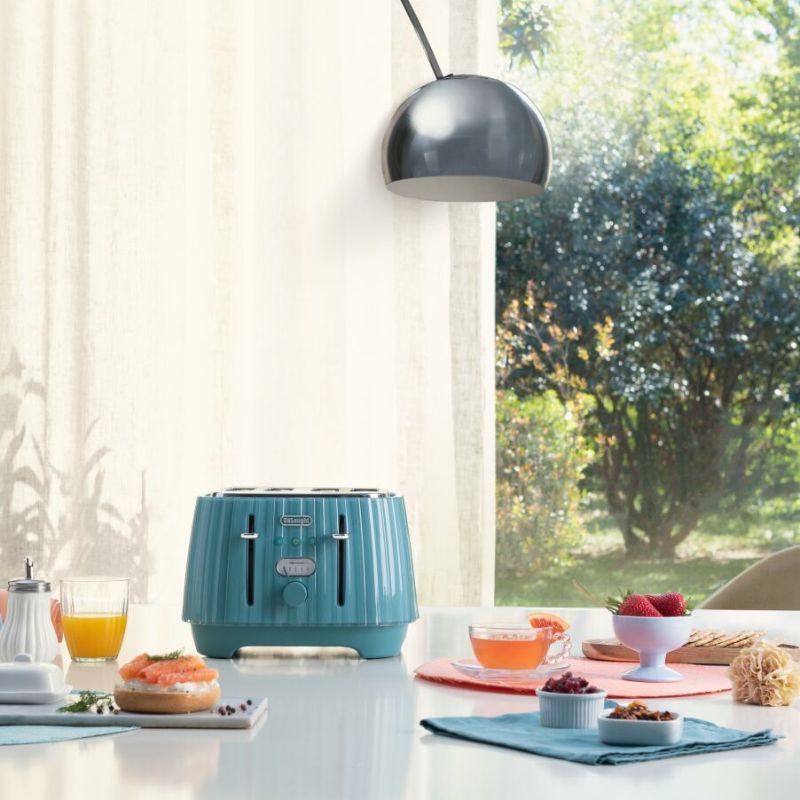 De'Longhi Ballerina Laguna Green 4 Slice Toaster, featuring stylish Venetian design, variable browning control, and removable crumb tray.