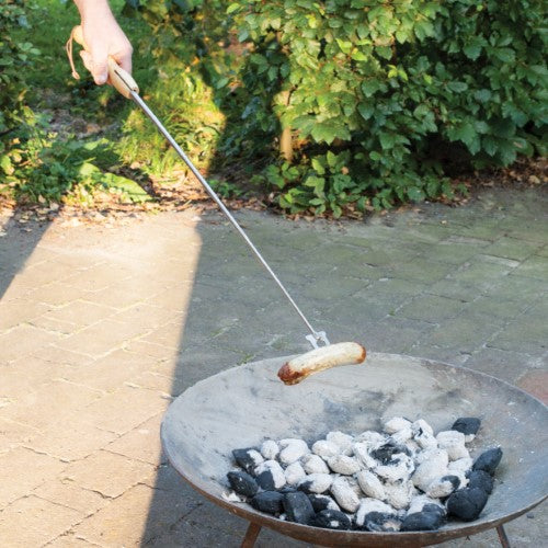 Set of 4 telescoping BBQ forks, extending 19cm to 80cm for safe cooking over open flames while roasting marshmallows or hot dogs.