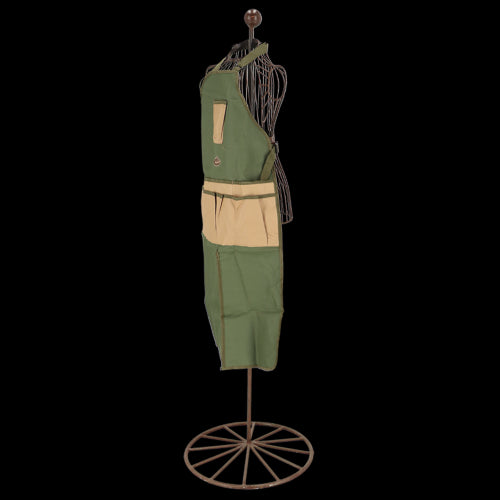 Stylish garden apron with split, featuring adjustable straps, spacious pockets, and knee protection for comfortable gardening.