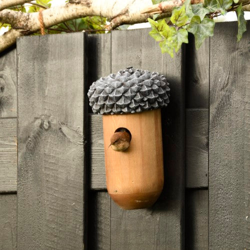 Acorn-shaped birdhouse made from FSC certified wood, measuring 14 x 25 cm, ideal for nesting birds and winter refuge.