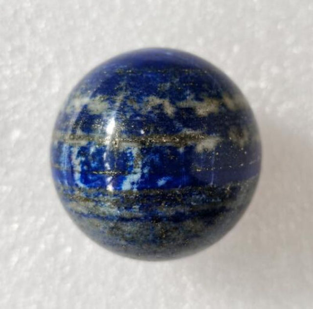 Lapis lazuli sphere (4cm) with deep blue hues and gold flecks, ideal for meditation and home decor. Unique and calming.