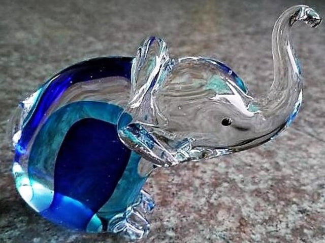 Handcrafted glass elephant ornament, 17cm, symbolizes wisdom and strength, perfect for home decor or gifting.