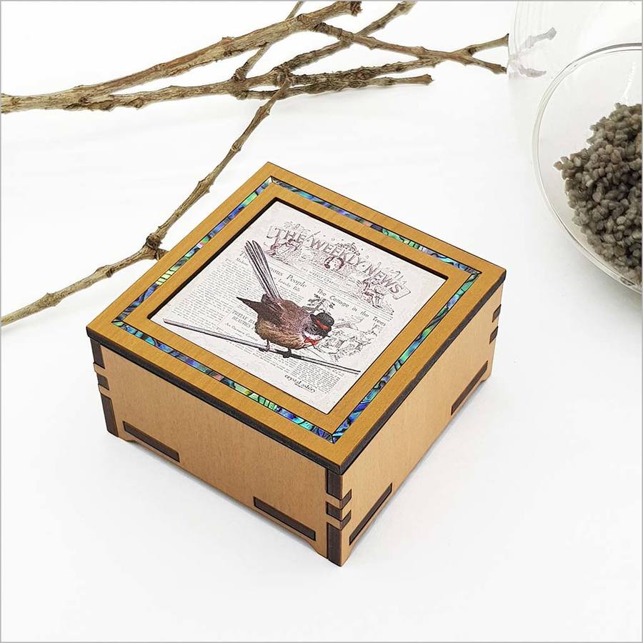 Small trinket box featuring a vintage fantail design, crafted from New Zealand veneer, perfect for jewelry and keepsakes.