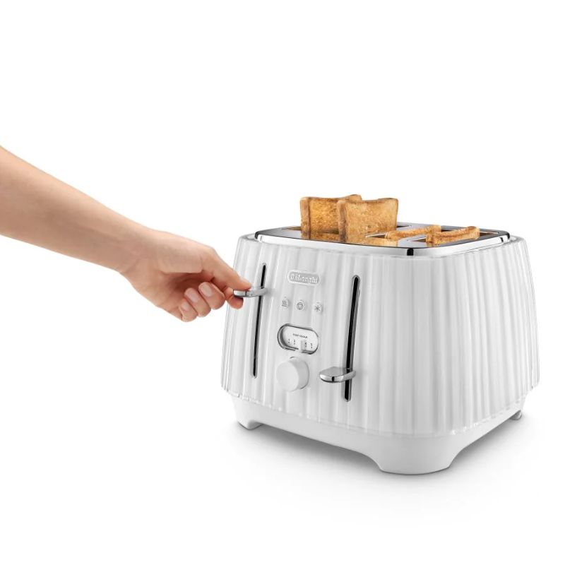 De'Longhi Ballerina 4-Slice Toaster in Opaline White, featuring elegant design, variable browning control, and removable crumb tray.