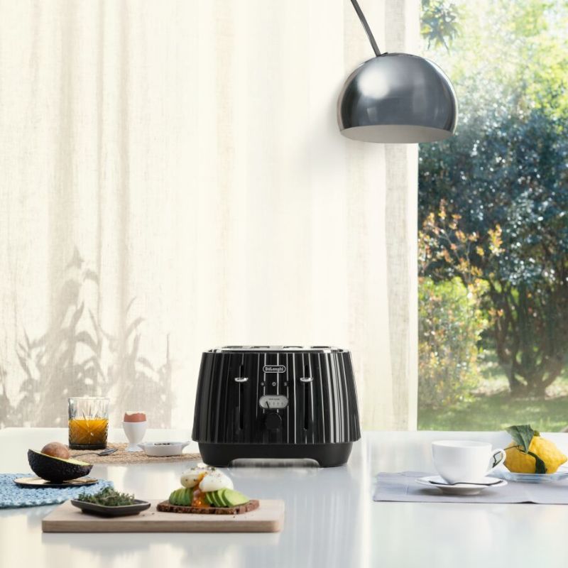 Elegant De'Longhi Ballerina 4-slice toaster in Furnace Black with variable browning and removable crumb tray for easy cleaning.