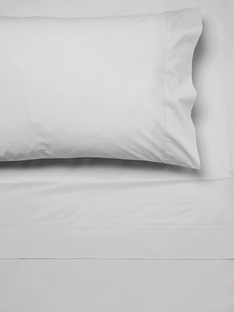 Luxurious Savona SILVER single sheet set made of 300T cotton, featuring cuffed flat sheet and fitted sheet with 45cm wall.