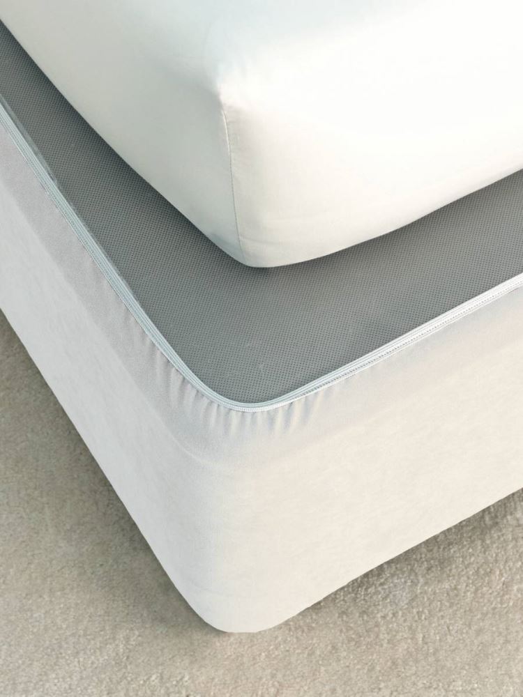 Valance Single Bedwrap in White: chic faux suede cover with elastic edges for a tailored, elegant look.