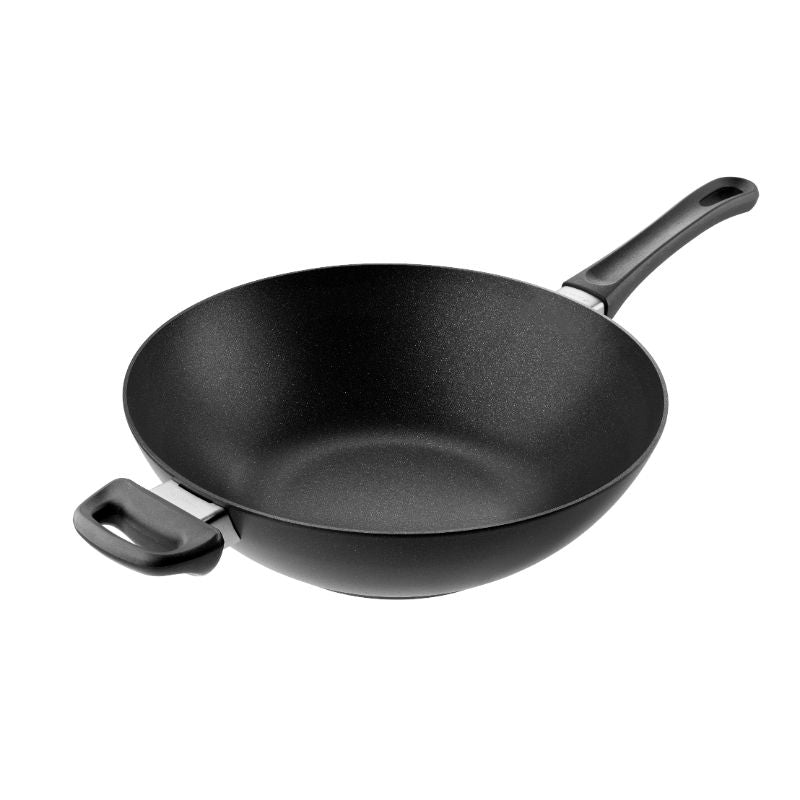 30cm SCANPAN Classic Wok featuring a non-stick surface, made from recycled aluminum, perfect for stir-frying and versatile cooking.