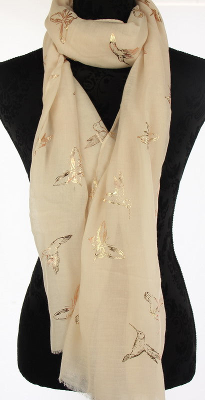 Elegant white scarf with shimmering rose gold foil, measuring 70 x 180 cm, perfect for versatile styling and comfort.