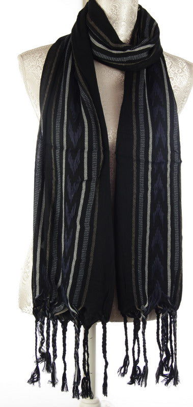 Geometric pattern scarf in black, 90x180 cm, made of soft 100% viscose with trendy fringes, perfect for all outfits.