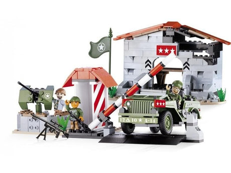 Detailed image of the Jeep Willys MB Headquarters set featuring 310 pieces, 3 figures, and various military accessories for imaginative play.