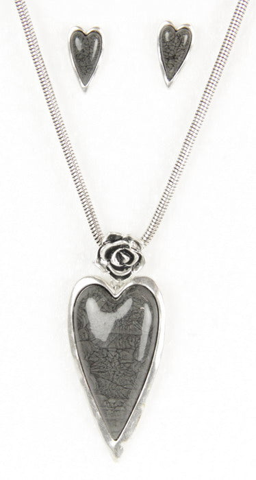 Heart-shaped grey resin earring and necklace set with rose accents and oxidized silver plating, stylish and elegant.