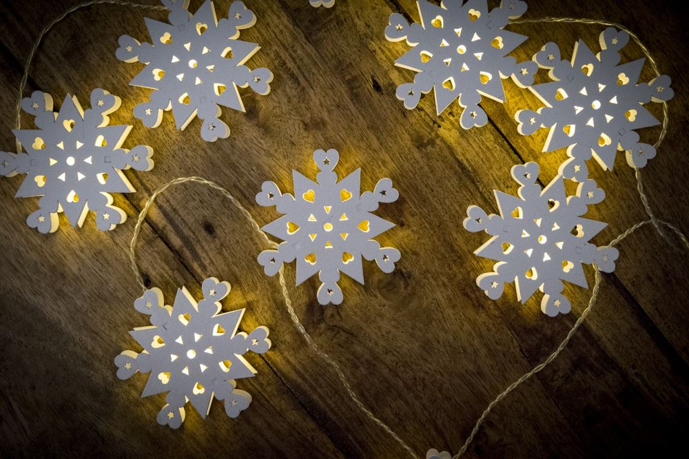 Warm white LED battery-operated fairy lights with nine balsa wood snowflakes, ideal for festive decoration and ambiance.