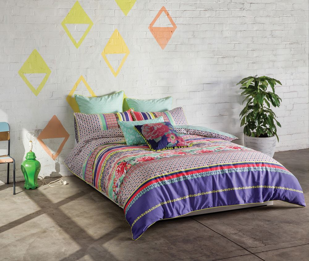 Bohemian blush-patterned queen duvet cover set with ornate reverse, made of cotton, machine washable.