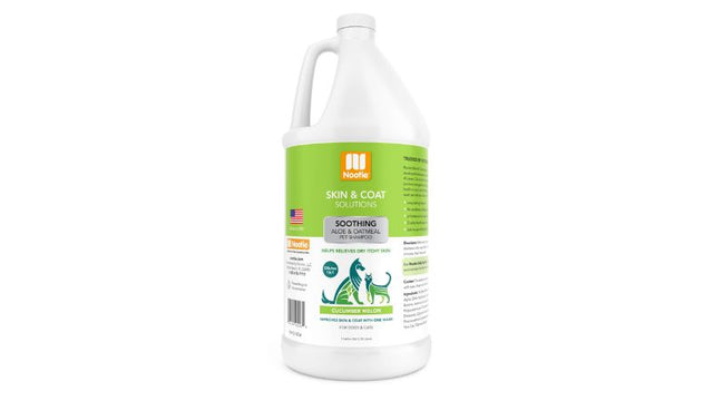 Nootie Cucumber Melon Pet Shampoo 3.78L, a gentle, soap-free formula for dogs and cats, hydrates and soothes sensitive skin.