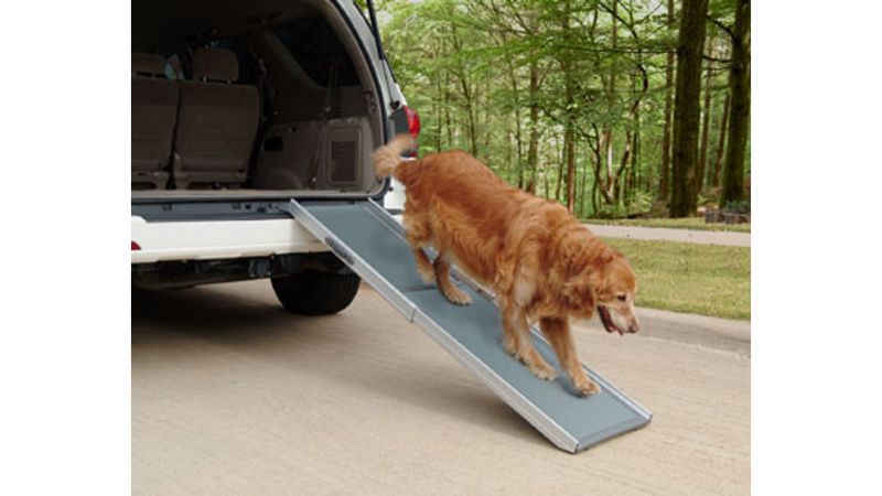 Telescoping dog ramp for easy access, supports 200kg, 33cm non-slip surface, extends from 975mm to 1800mm.