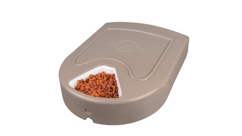 Automatic pet feeder with 5 compartments for customized meal scheduling for cats and small dogs, promoting healthy eating habits.