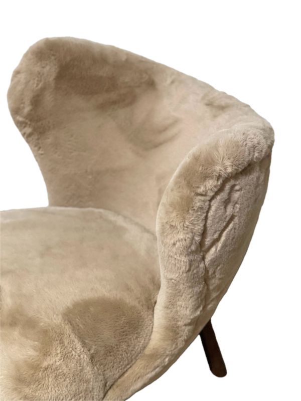Luxurious ARMCHAIR - SHERPA in soft fabric, modern design, perfect for cozy reading or movie nights; size 810 x 790 x 860mm.