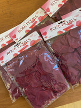 Burgundy silk rose petals (900 pcs) for elegant event decor, perfect for weddings and romantic occasions.