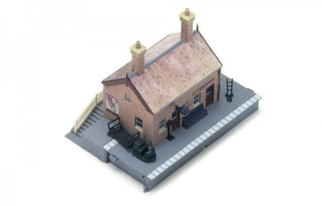 Detailed Hornby waiting room kit with platform, steps, fence, and customizable signage for model train enthusiasts.