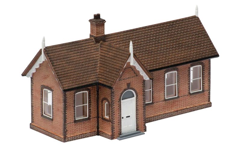 Hornby Station Office model in 1/76 scale, featuring detailed exterior, windows, and doors for realistic railway layouts.