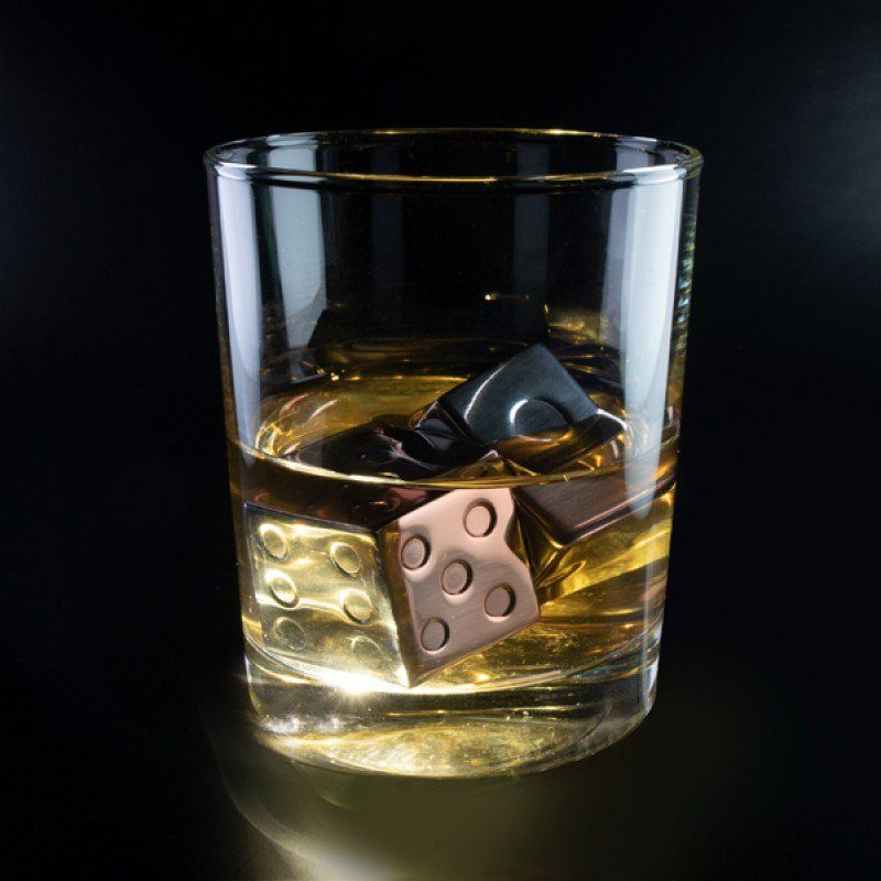 Set of 4 elegant dice-shaped whisky stones in a velvet bag, chilling drinks without dilution for connoisseurs and casual drinkers.