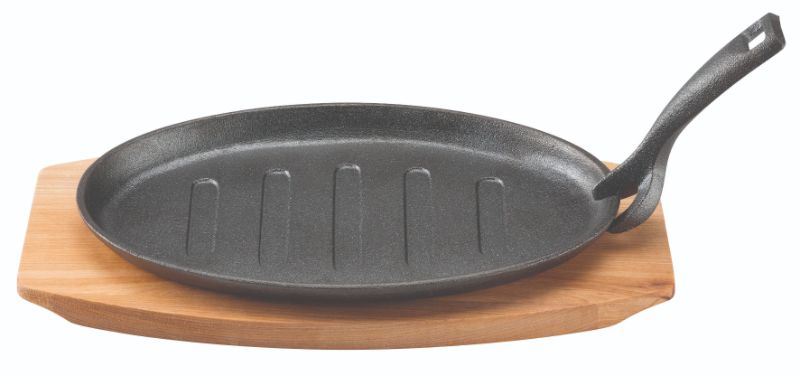 Heavy-duty cast iron sizzle plate with wooden tray, perfect for serving sizzling dishes and suitable for all cooking surfaces.