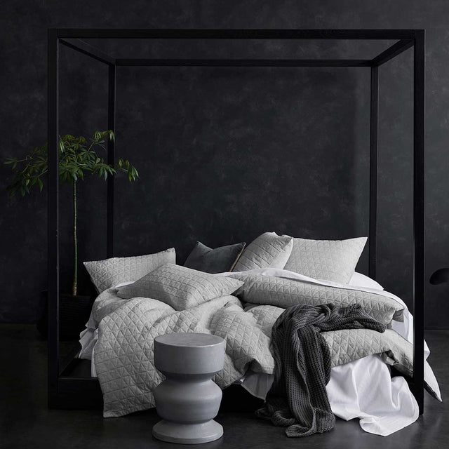 Luxurious quilted duvet cover in chambray dove, made of linen and cotton, measuring 210x210cm.