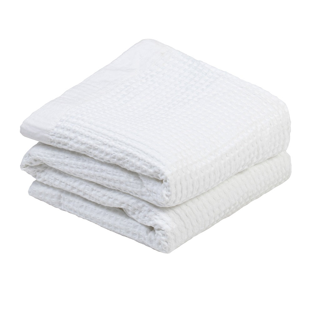 Luxurious white waffle blanket with border, measuring 220 x 240 cm, ideal for stylish layering and year-round comfort.