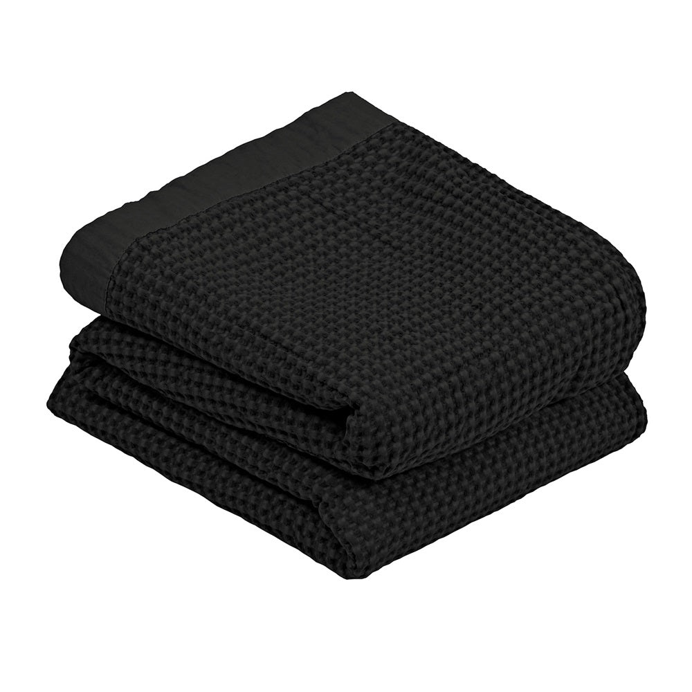 Waffle blanket in black, 190 x 220cm, made of soft cotton with a stylish border, ideal for cozying up or decor.